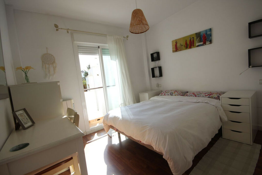 Middle Floor Apartment Calahonda Málaga - image 4