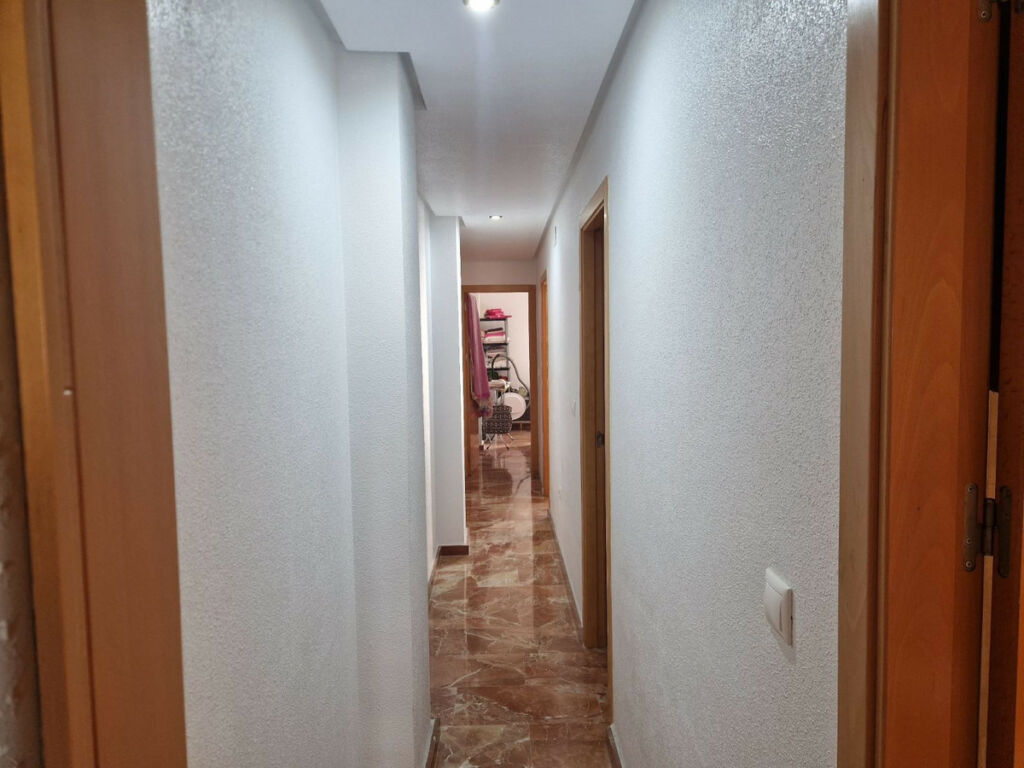Middle Floor Apartment Torrevieja Alicante - image 4