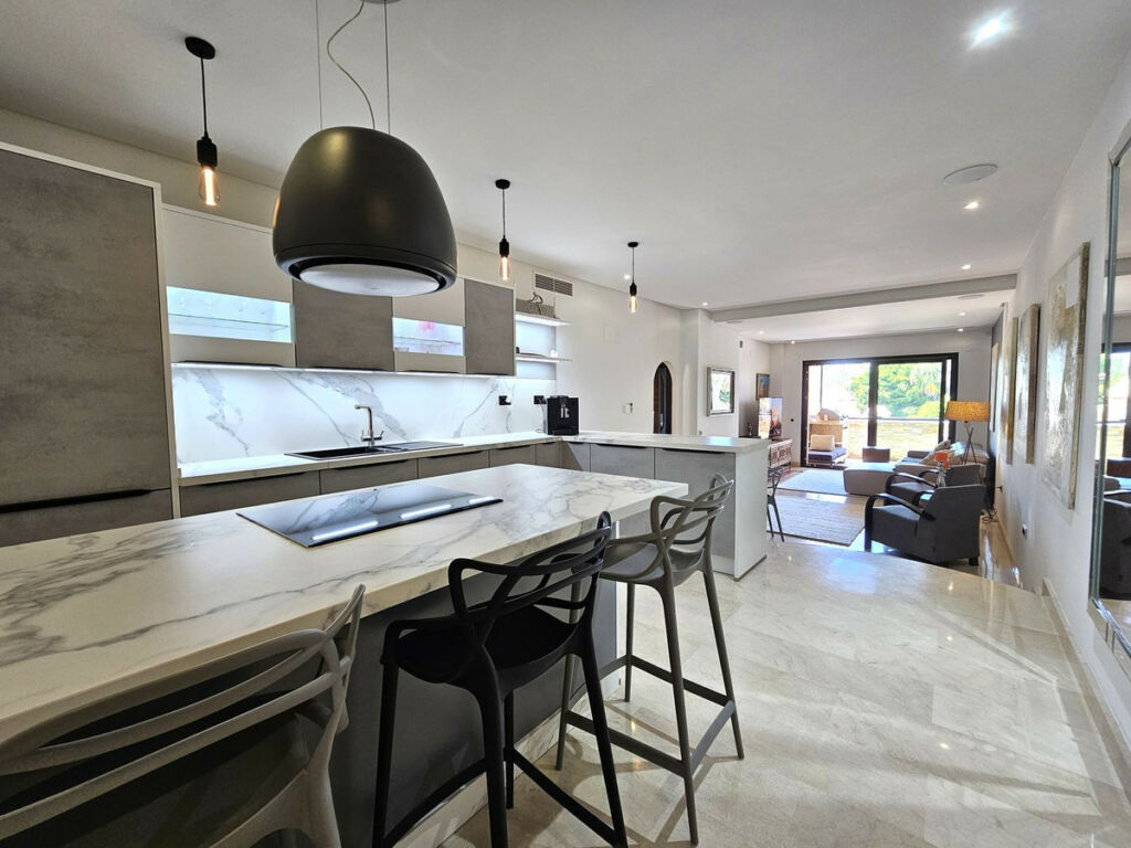 Middle Floor Apartment Puerto Banús Málaga - image 4