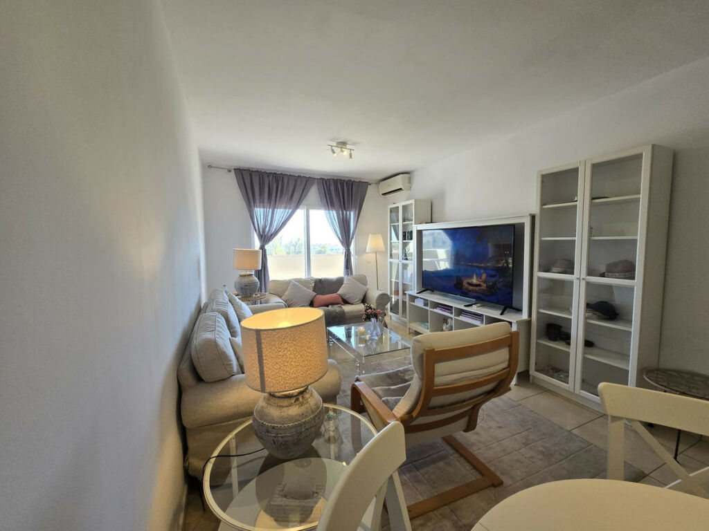 Middle Floor Apartment Nueva Andalucía Málaga - image 4