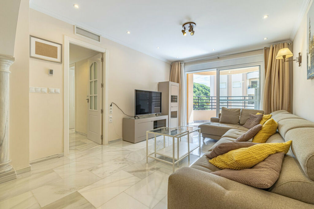 Middle Floor Apartment Marbella Málaga - image 4