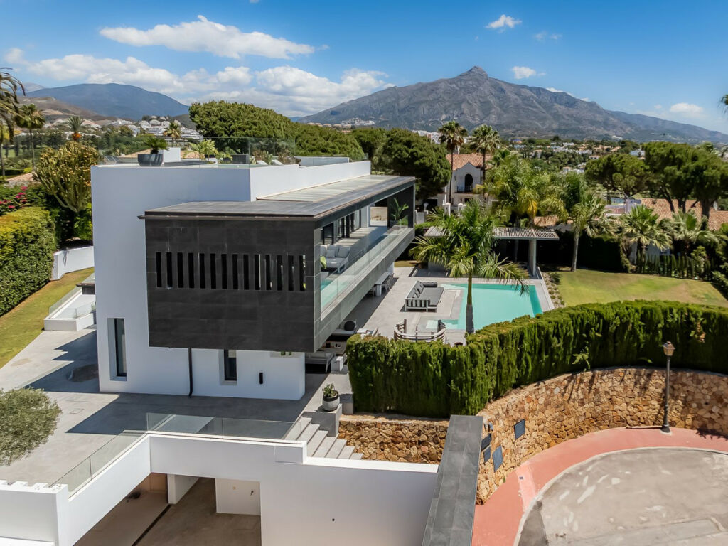 Detached Villa Nueva Andalucía Málaga - image 4