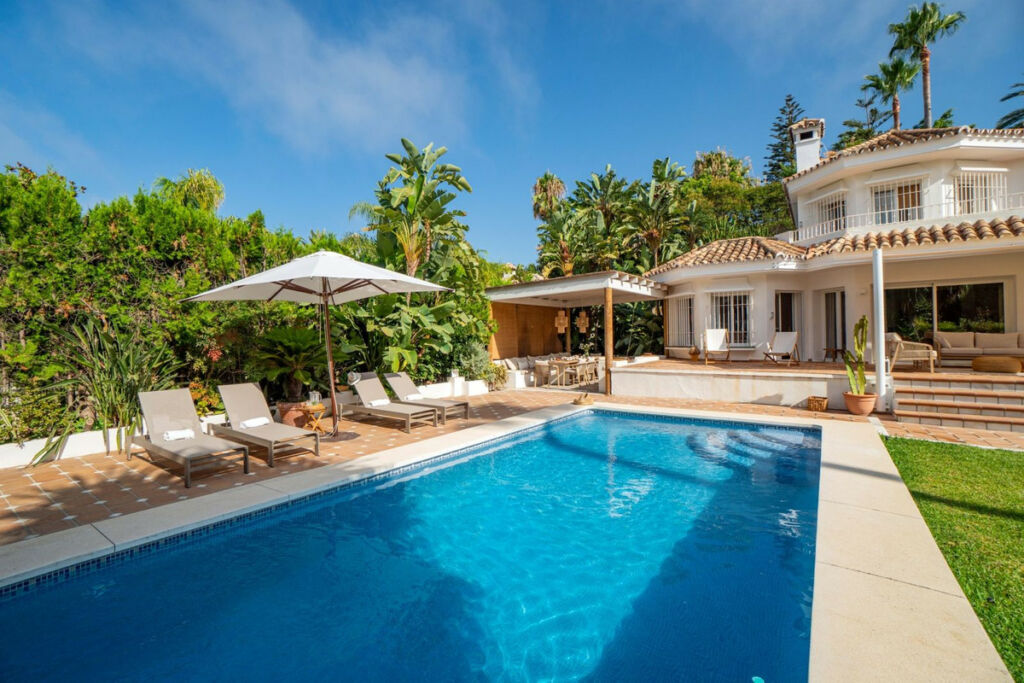 Detached Villa El Paraiso Málaga - image 4