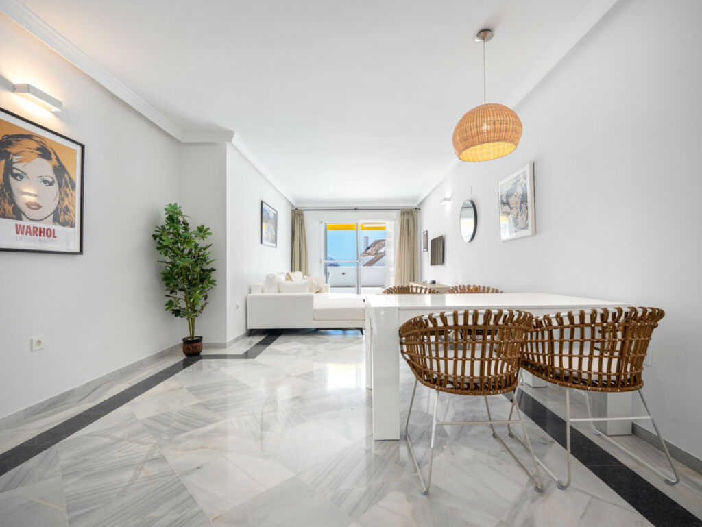 Middle Floor Apartment Nueva Andalucía Málaga - image 4