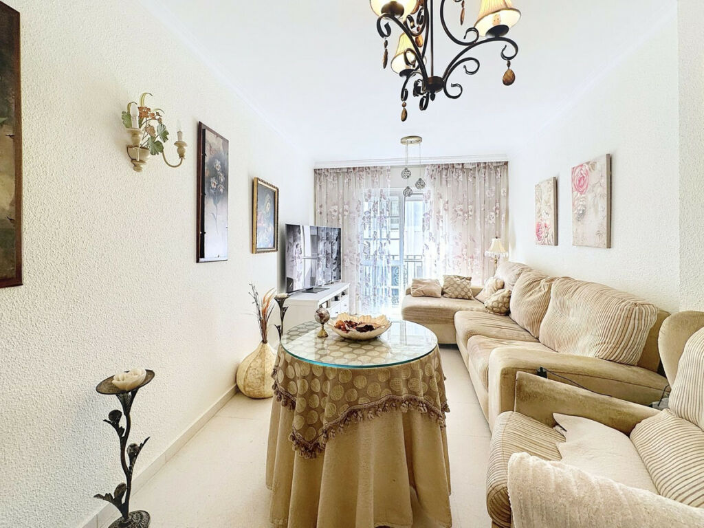 Middle Floor Apartment Estepona Málaga - image 4