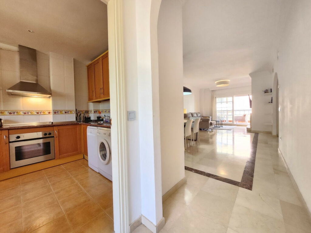 Middle Floor Apartment Nueva Andalucía Málaga - image 4