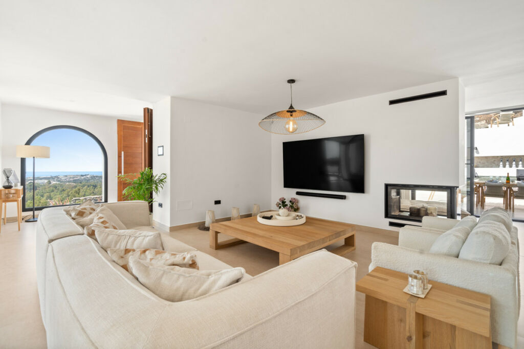 Detached Villa Nueva Andalucía Málaga - image 4