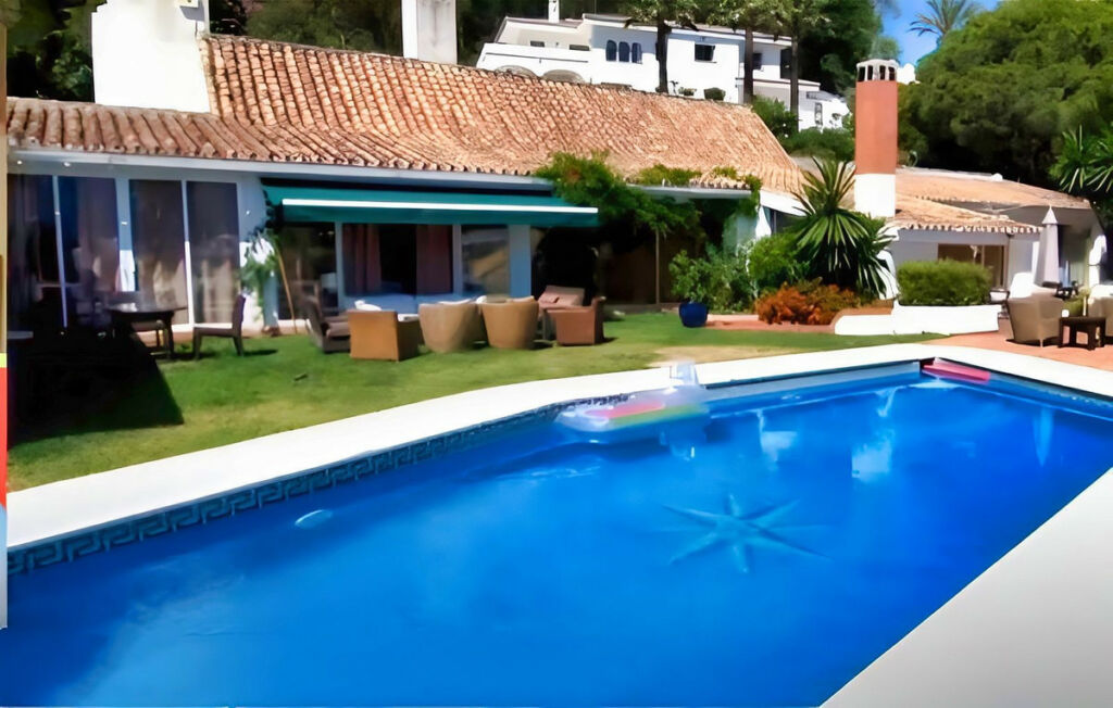 Detached Villa Nueva Andalucía Málaga - image 4