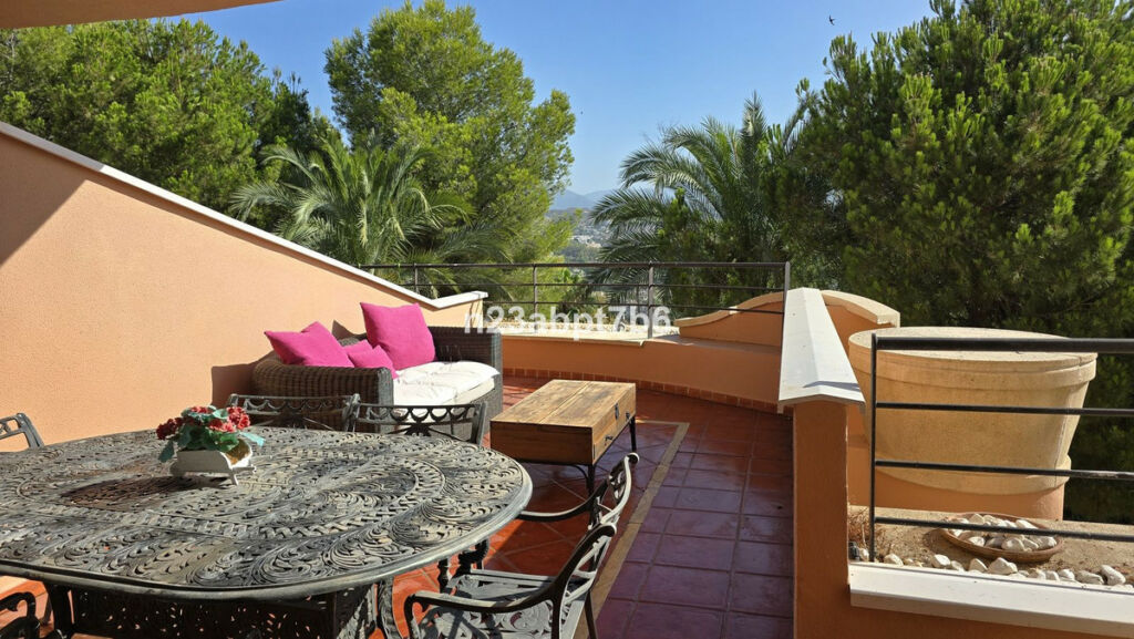 Middle Floor Apartment Nueva Andalucía Málaga - image 4