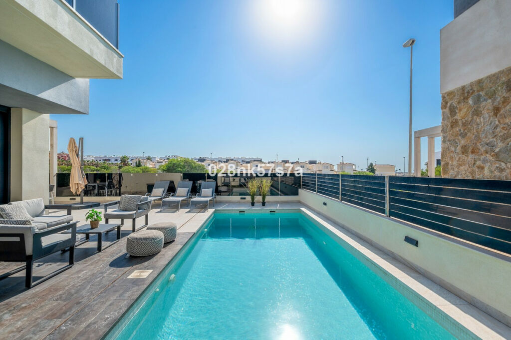 Detached Villa Lomas de Cabo Roig Alicante - image 4