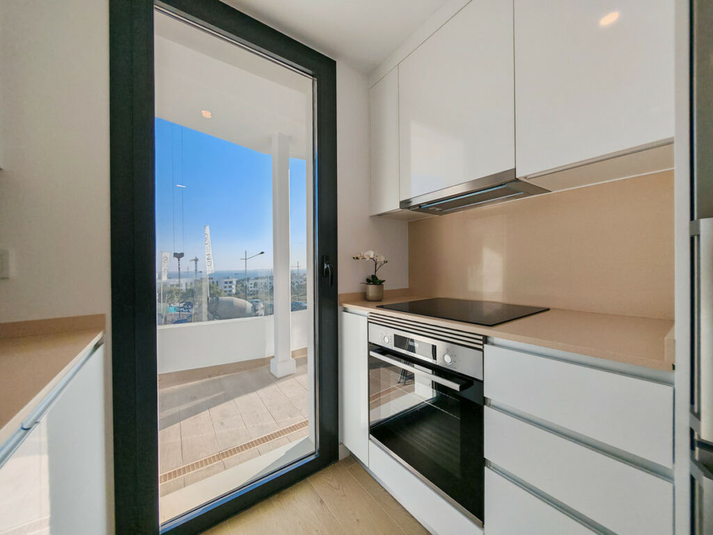 Middle Floor Apartment Estepona Málaga - image 4