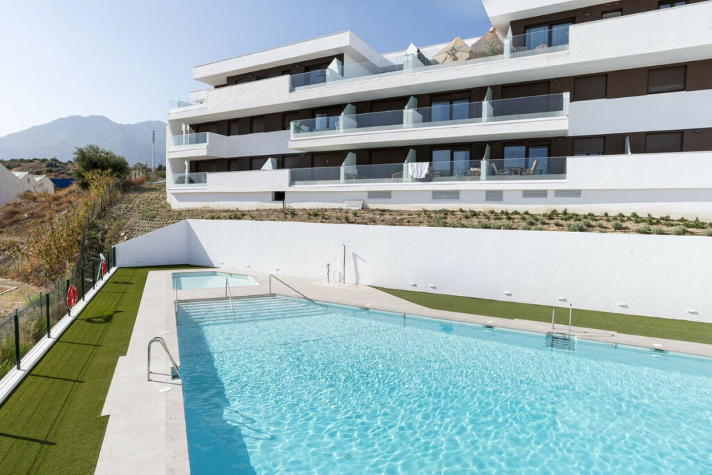 Middle Floor Apartment Estepona Málaga - image 4