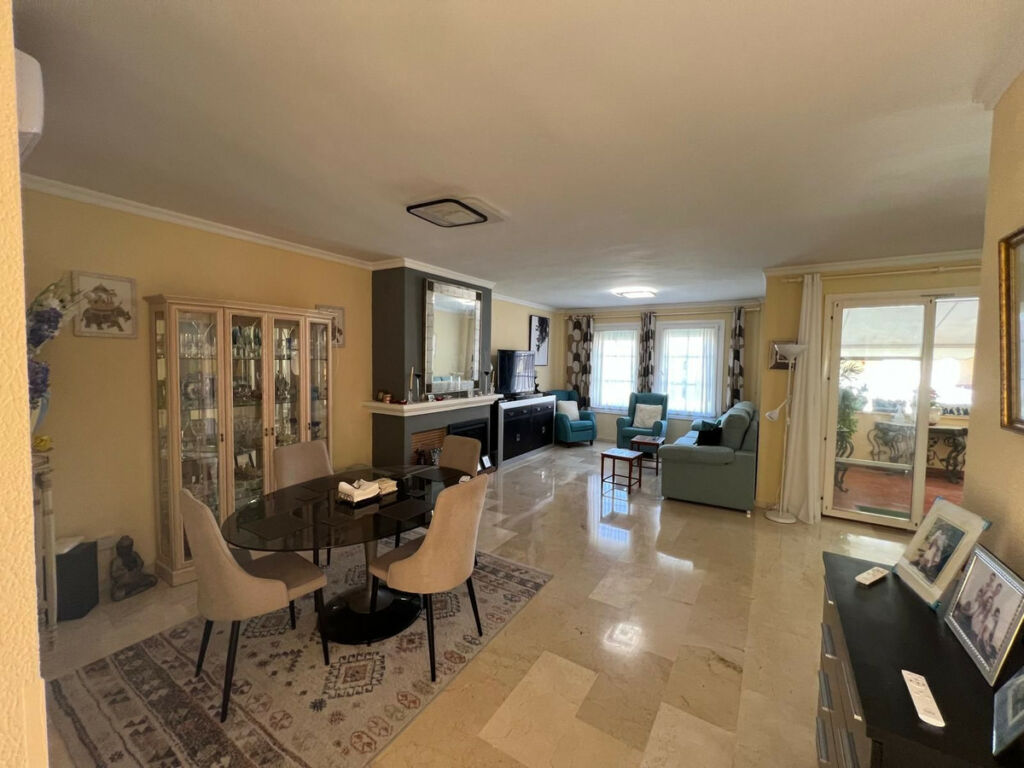 Middle Floor Apartment El Paraiso Málaga - image 4