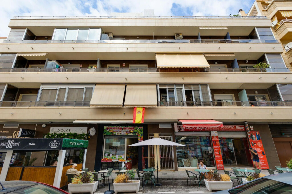 Middle Floor Apartment Torrevieja Alicante - image 4