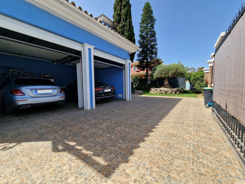 Detached Villa Guadalmina Baja Málaga - image 5