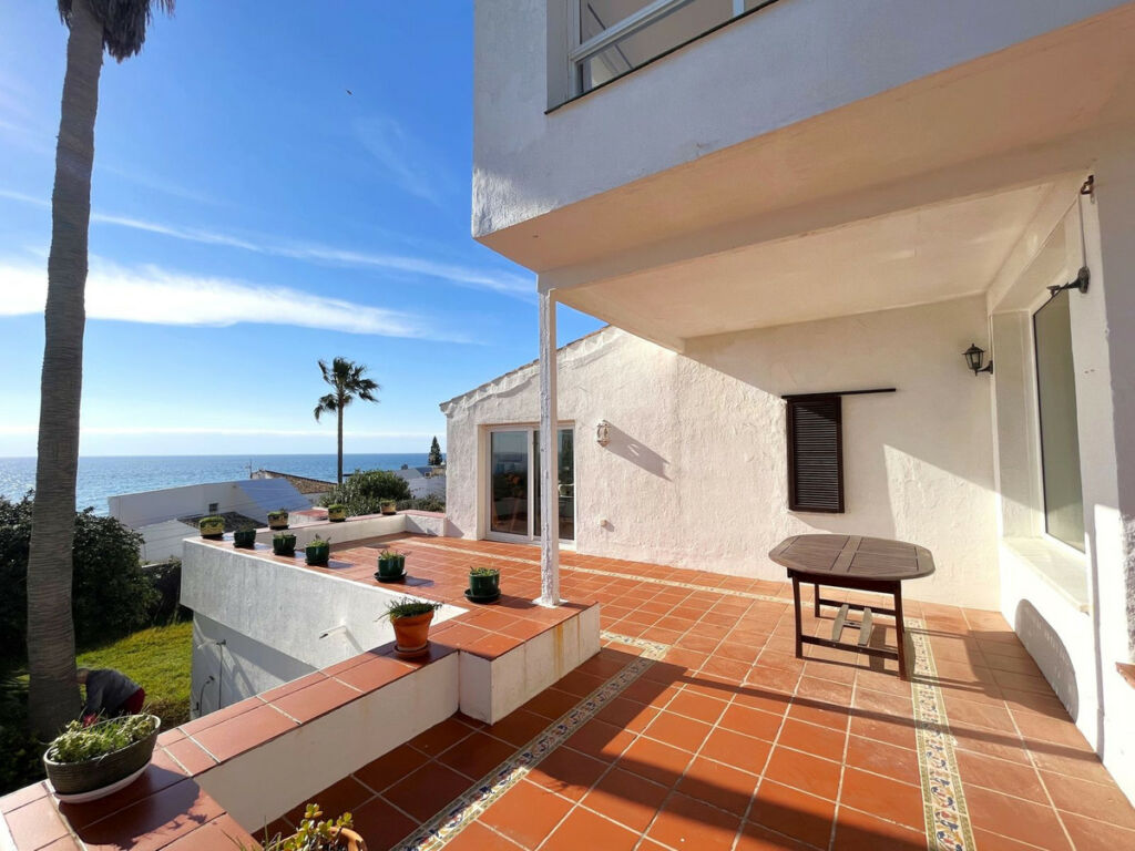 Detached Villa Estepona Málaga - image 4