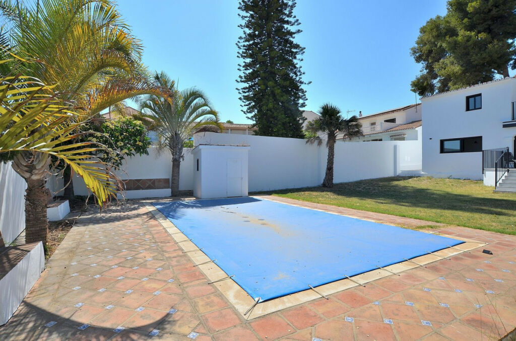 Detached Villa El Coto Málaga - image 42