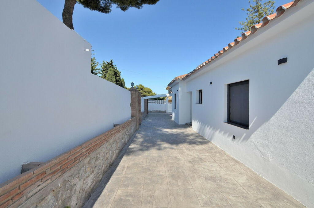 Detached Villa El Coto Málaga - image 47