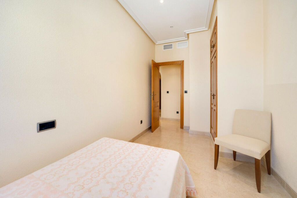 Middle Floor Apartment Torrevieja Alicante - image 47