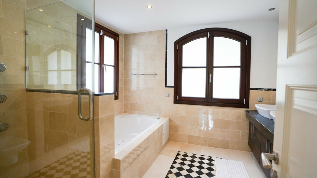 Detached Villa El Madroñal Málaga - image 5