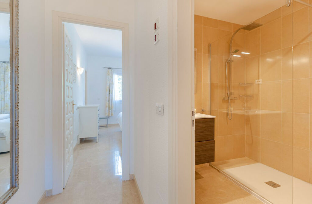 Ground Floor Apartment El Paraiso Málaga - image 5