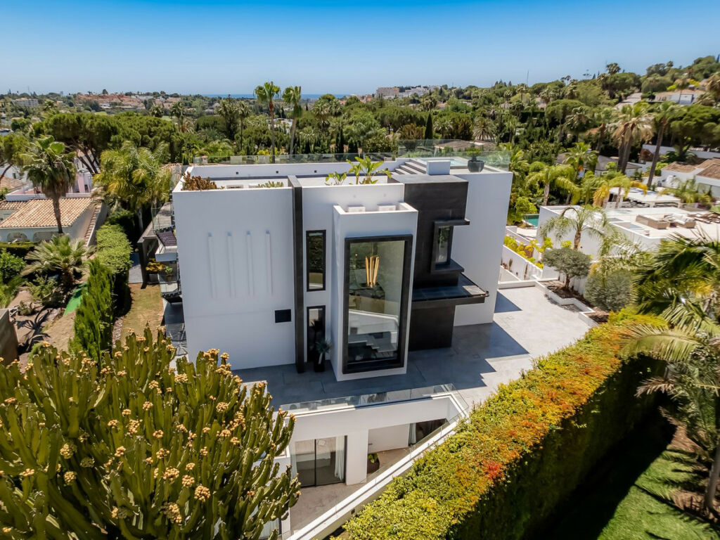 Detached Villa Nueva Andalucía Málaga - image 5
