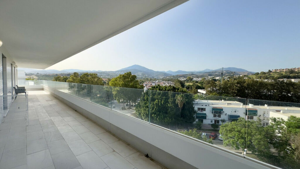 Top Floor Apartment Nueva Andalucía Málaga - image 5