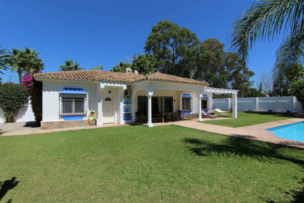 Detached Villa Estepona Málaga - image 5