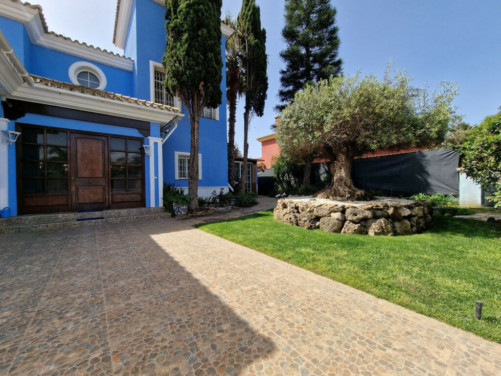 Detached Villa Guadalmina Baja Málaga - image 6