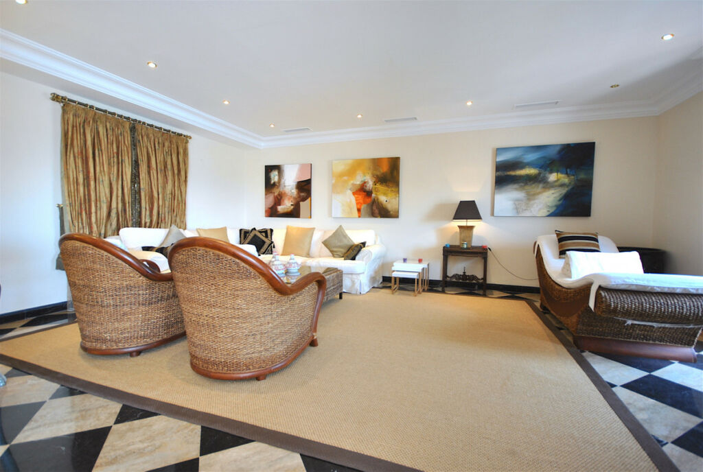 Middle Floor Apartment Puerto Banús Málaga - image 5