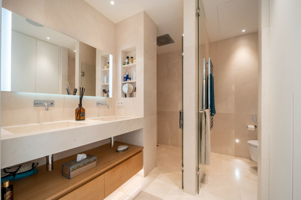 Middle Floor Apartment La Quinta Málaga - image 6