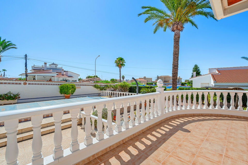 Detached Villa Ciudad Quesada Alicante - image 5