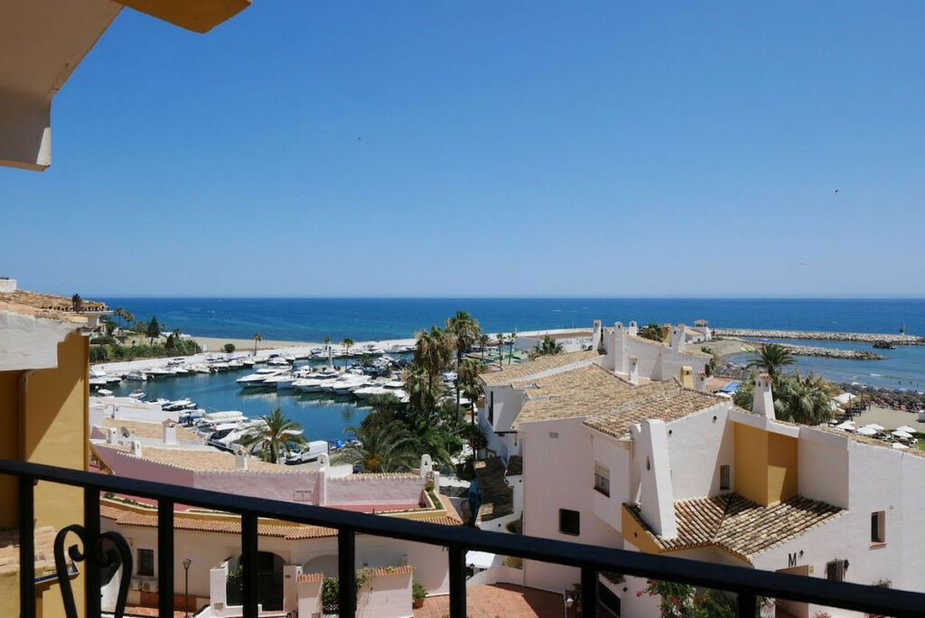 Middle Floor Apartment Puerto de Cabopino Málaga - image 5