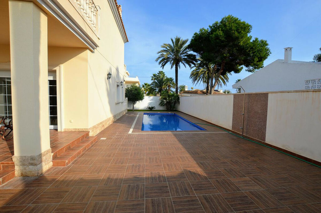 Detached Villa Cabo Roig Alicante - image 5