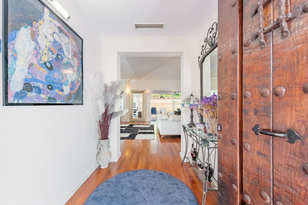 Detached Villa Sierrezuela Málaga - image 11