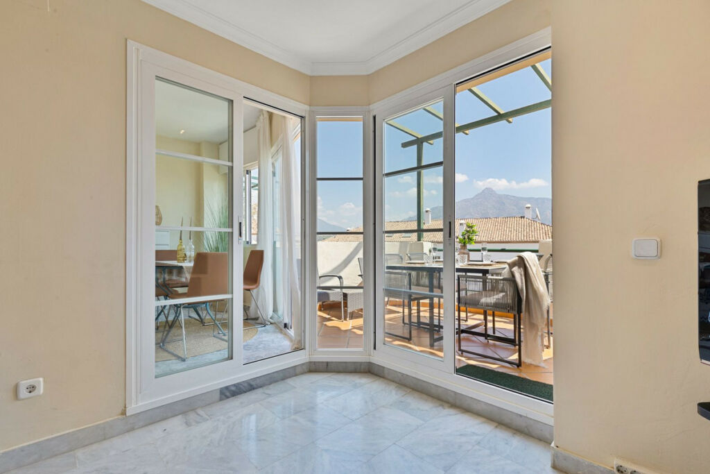 Middle Floor Apartment Nueva Andalucía Málaga - image 5