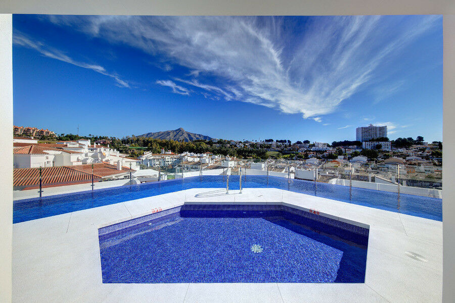 Middle Floor Apartment Nueva Andalucía Málaga - image 5