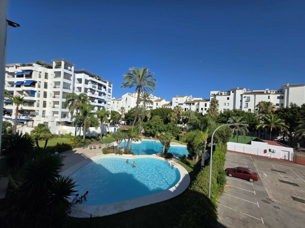 Middle Floor Apartment Puerto Banús Málaga - image 4