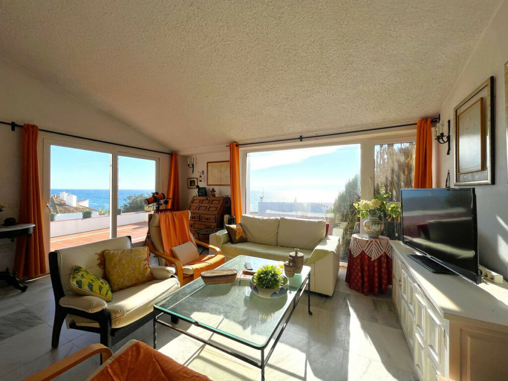 Detached Villa Estepona Málaga - image 5