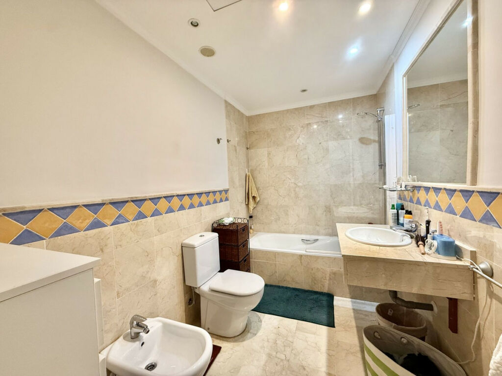 Middle Floor Apartment Nueva Andalucía Málaga - image 5
