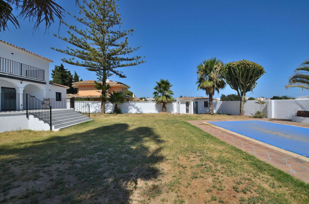 Detached Villa El Coto Málaga - image 5