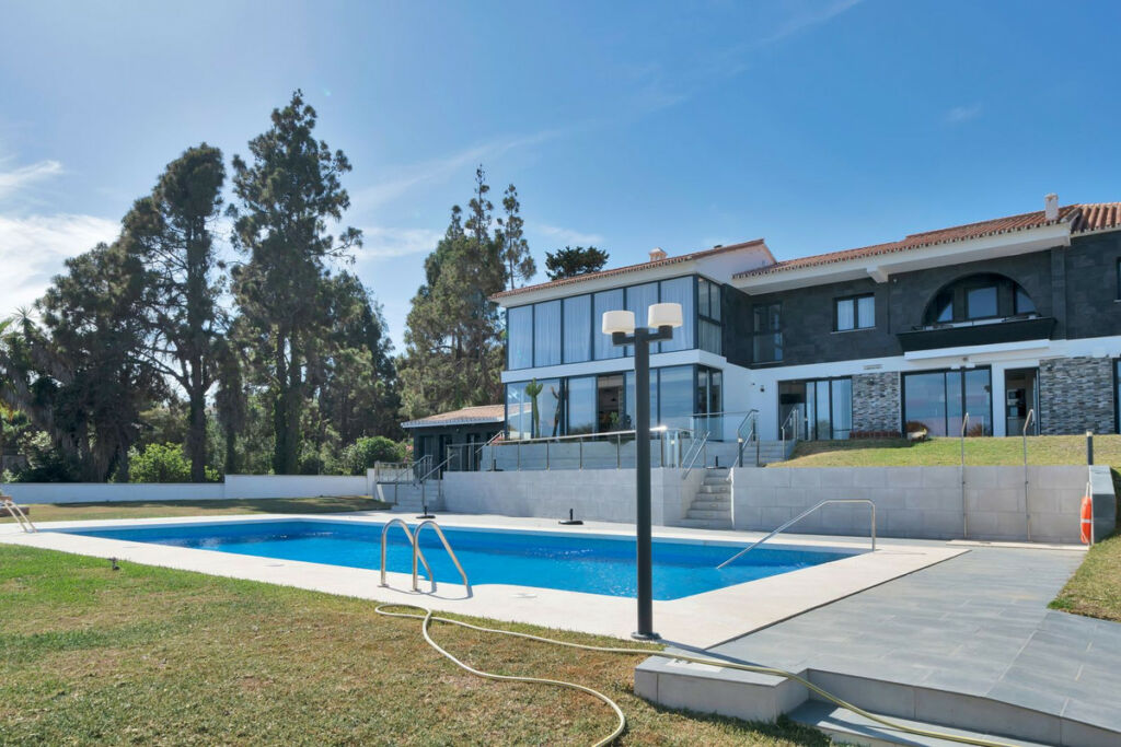Detached Villa El Chaparral Málaga - image 5