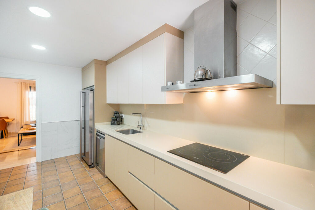 Townhouse Nagüeles Málaga - image 5