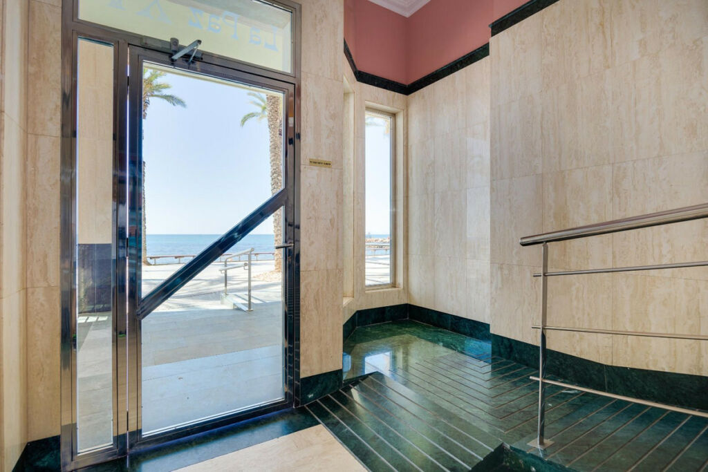 Middle Floor Apartment Torrevieja Alicante - image 5