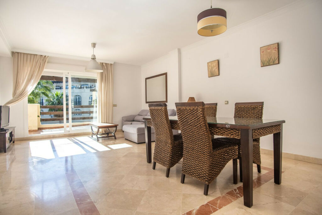 Middle Floor Apartment New Golden Mile Málaga - image 5