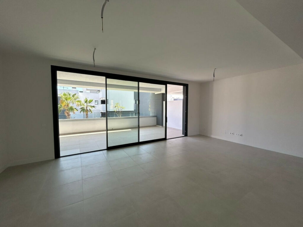 Middle Floor Apartment Estepona Málaga - image 5