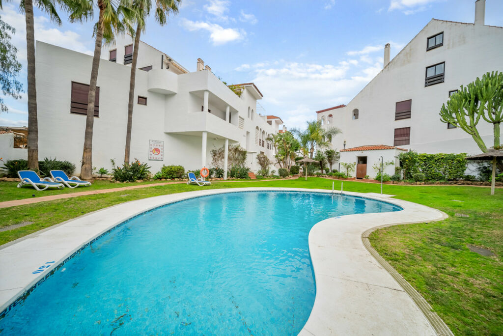 Middle Floor Apartment Nueva Andalucía Málaga - image 5