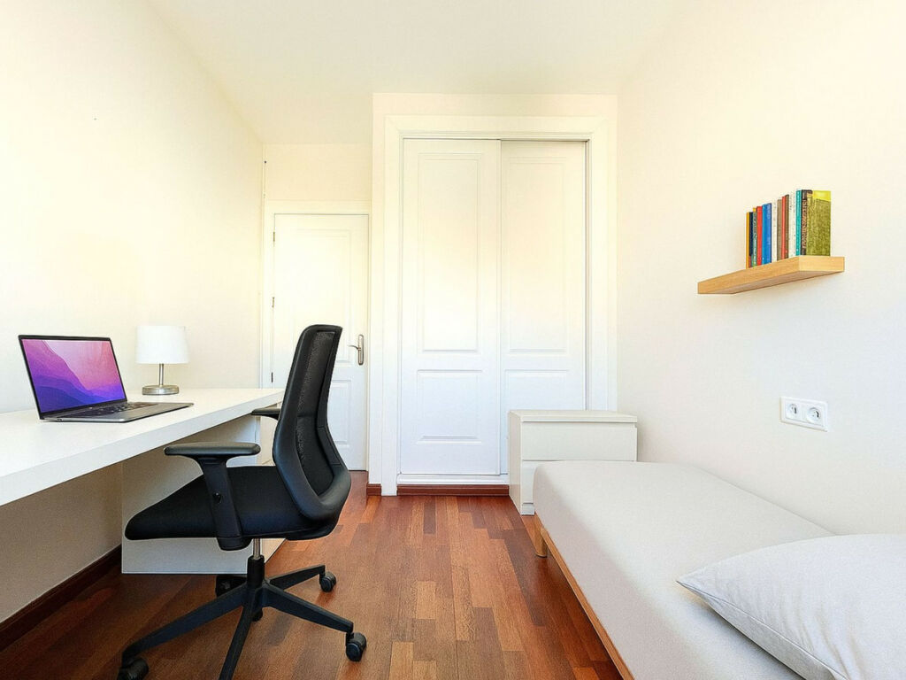 Middle Floor Apartment Las Lagunas Málaga - image 5