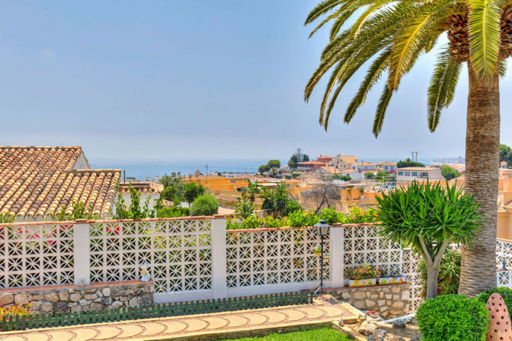 Detached Villa Fuengirola Málaga - image 6
