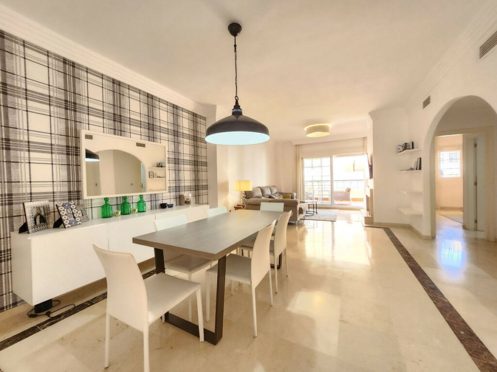 Middle Floor Apartment Nueva Andalucía Málaga - image 6